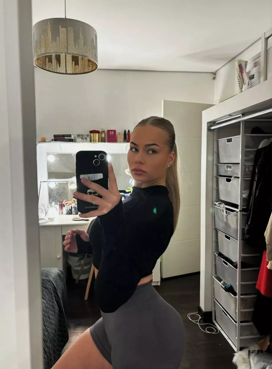 My new leggings looks so sexy on me