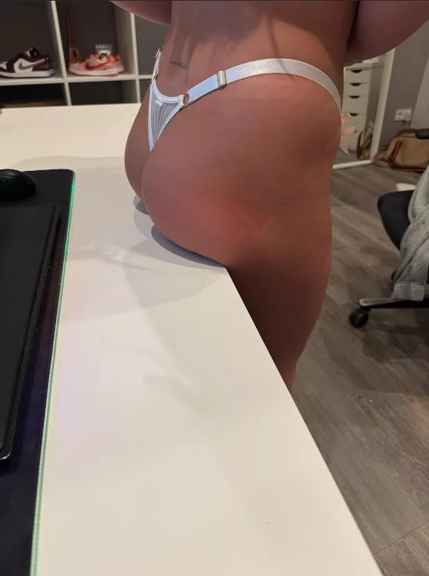 put me over the desk and put it in