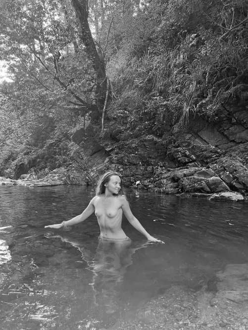 Say yes if you are turned on by my small tits in nature..