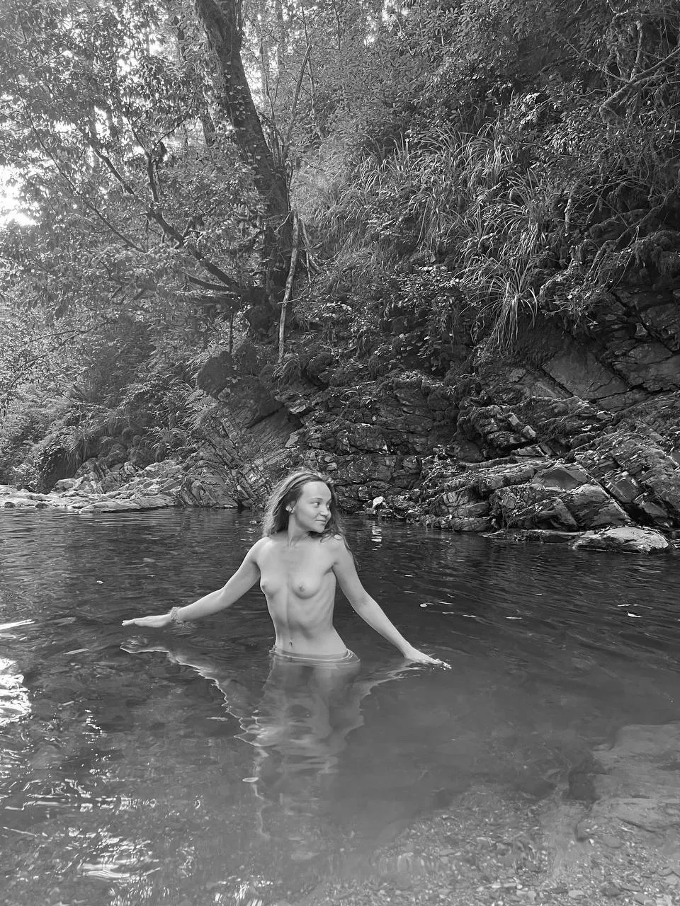 Say yes if you are turned on by my small tits in nature..