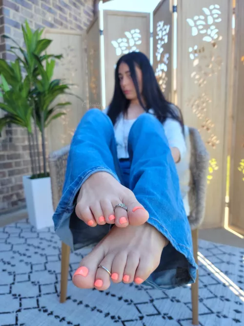 Should I keep the toe rings on or take them off? 👀