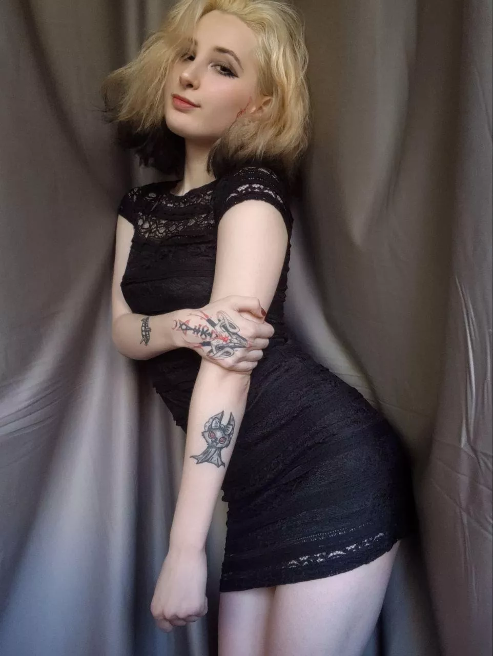 Very tight dress, decided to squeeze me from all sides😳