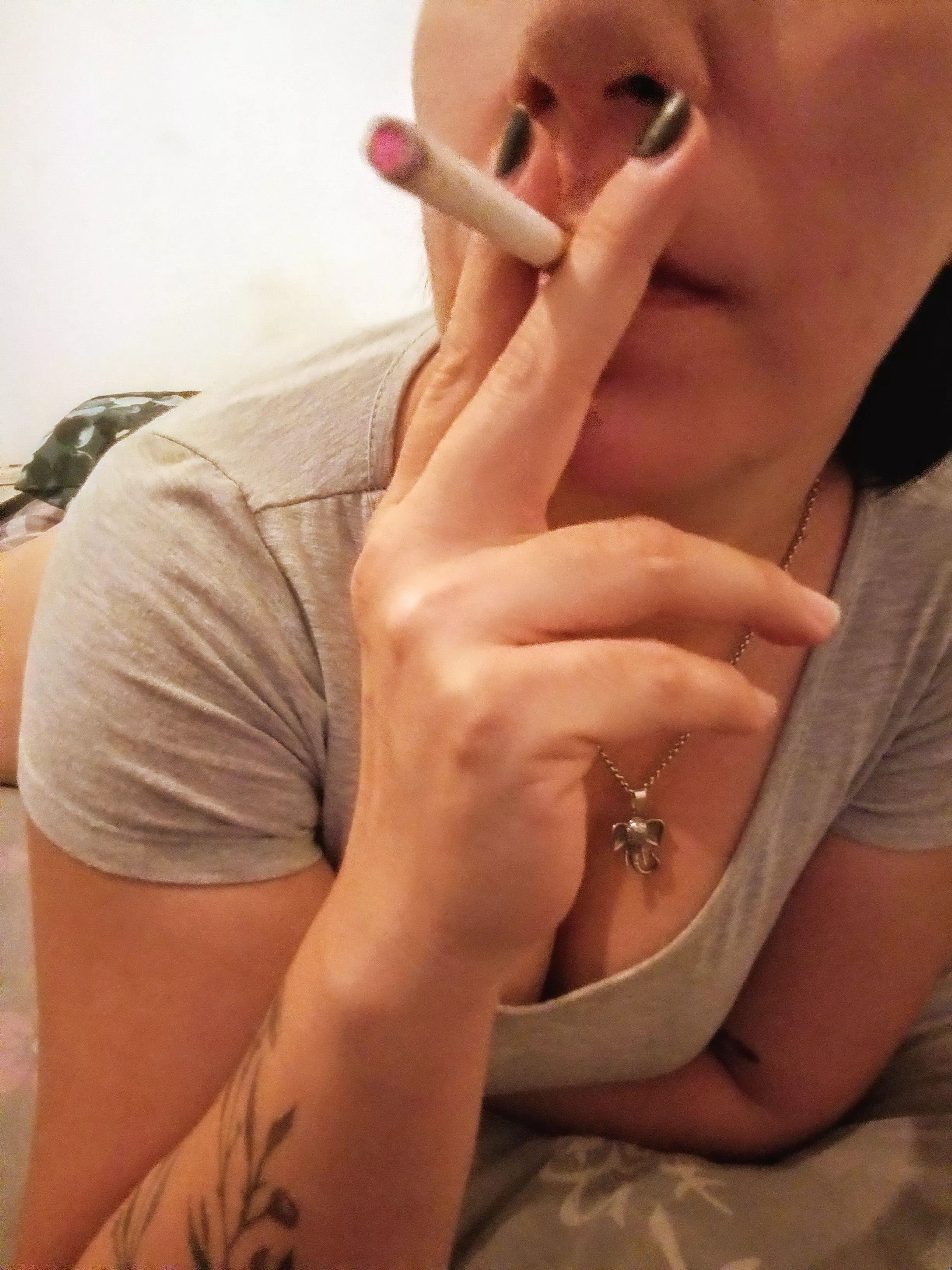 Will you accompany me to chat for a while while we enjoy a cigarette together?