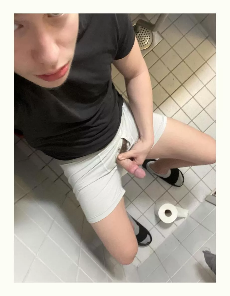 18yo guy in need of a ghroat to pee in🥵