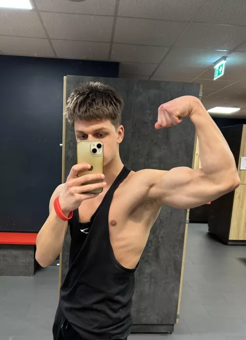 (19)Would you sniff my post workout pit?