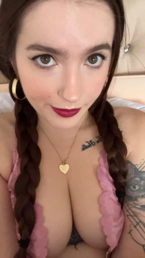 22 with cute boobs wanna see ;)