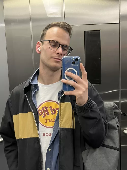 [25] Elevator selfie to pass the time 🦦 good Thursday guys