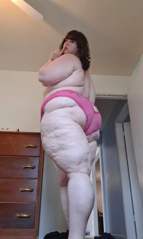 6'5 and freakishly huge 😘