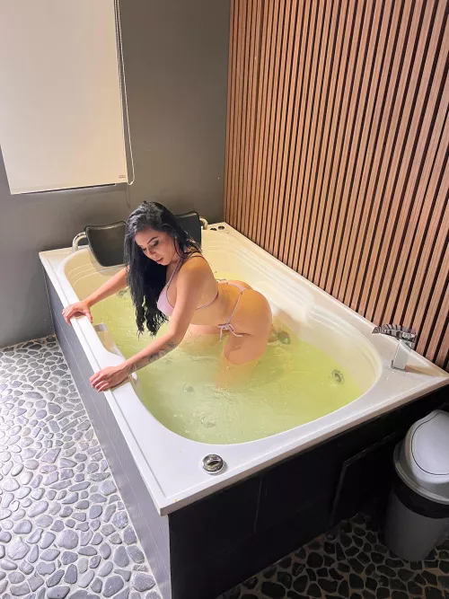 Come and let's take a horny bath