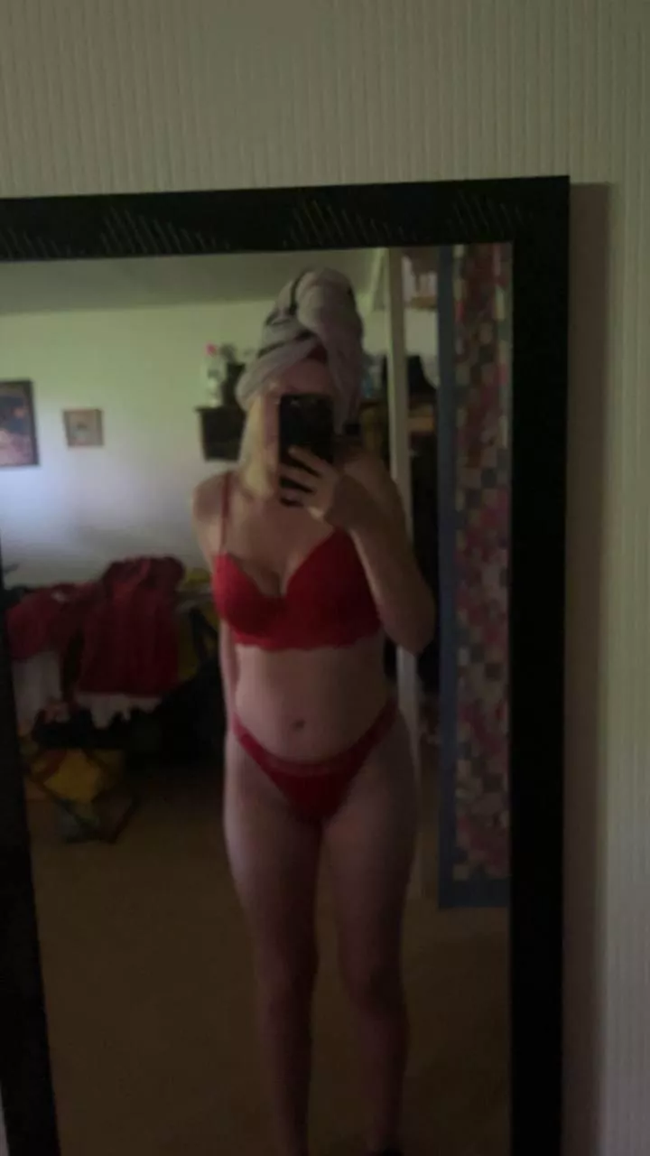 fresh from the bath. ik u wanna see more 😋