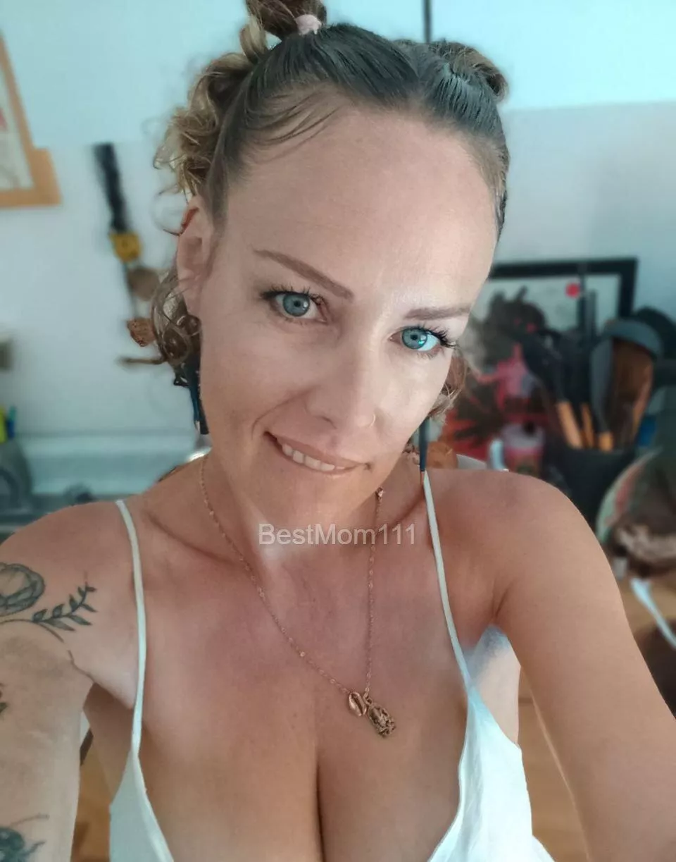 Give mommy a kiss 🫦