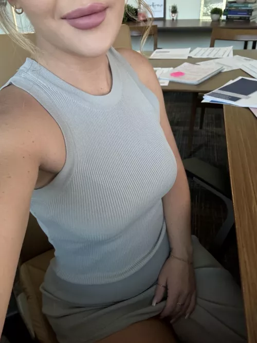Horny at the office… if you wanna play cum get my promo