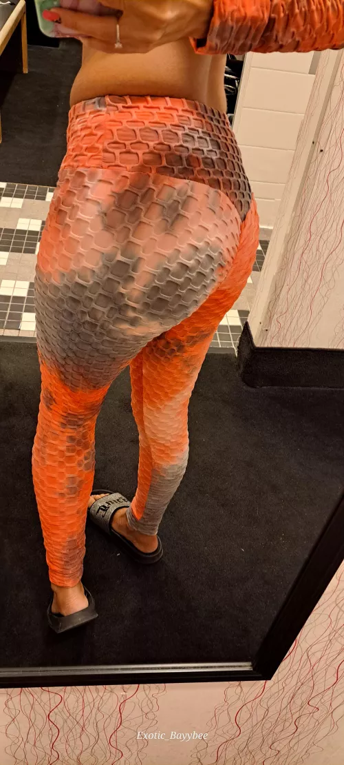 I enjoy having my butt caressed while I'm wearing leggings.