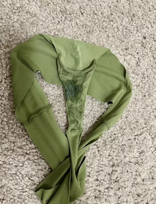 I need someone to give my freshly worn panties a good sniff 😩🙈