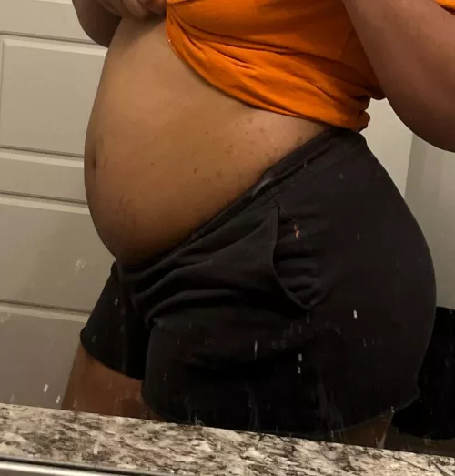 Just want this belly to grow 🤤🤰🏽
