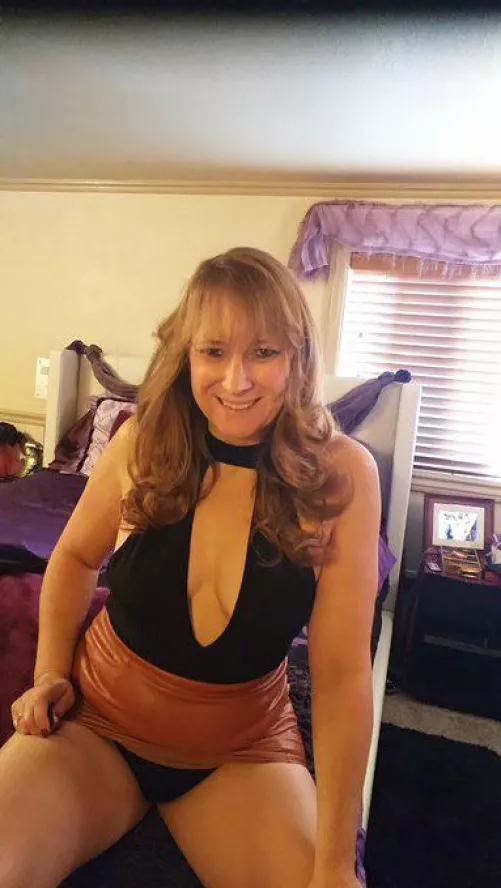 Mommy available for fun and fetish F [33]