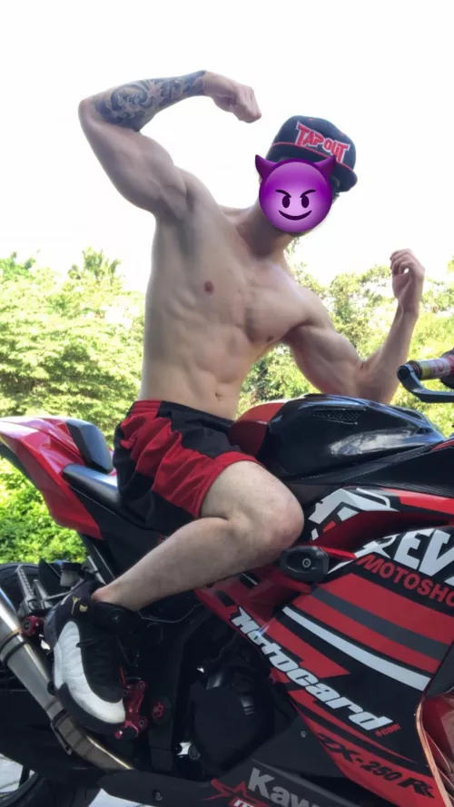 My forearms look cool here! But they’d look cooler manhandling a cutie 😈