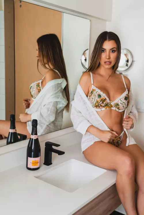 my hip cleavage is your snack when you come over for a drink