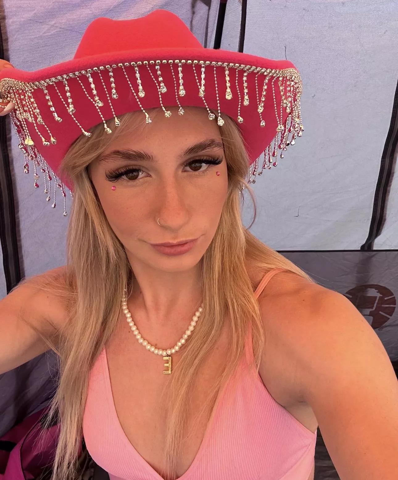 qould you let me go out wearing this crop