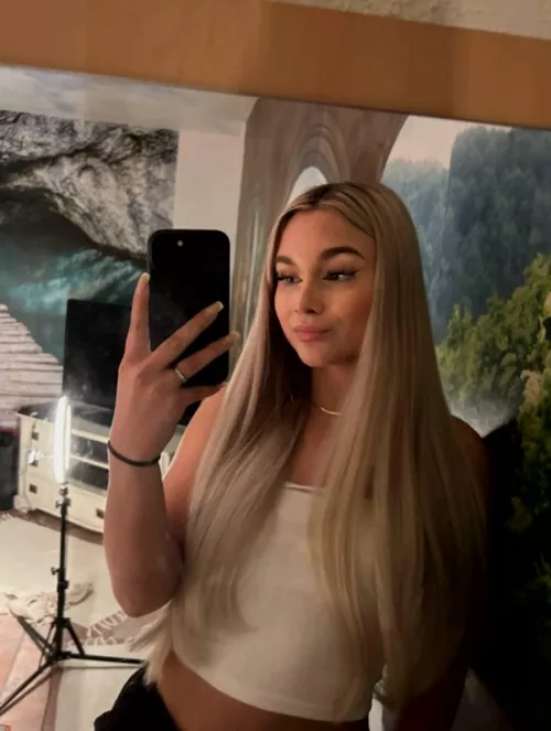 sending shoutout to mama for this gorgeous face and hot body lol