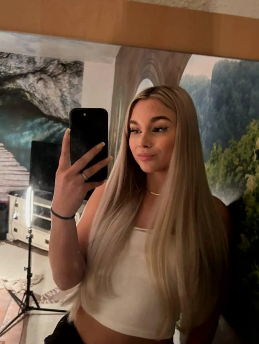 sending shoutout to mama for this gorgeous face and hot body lol