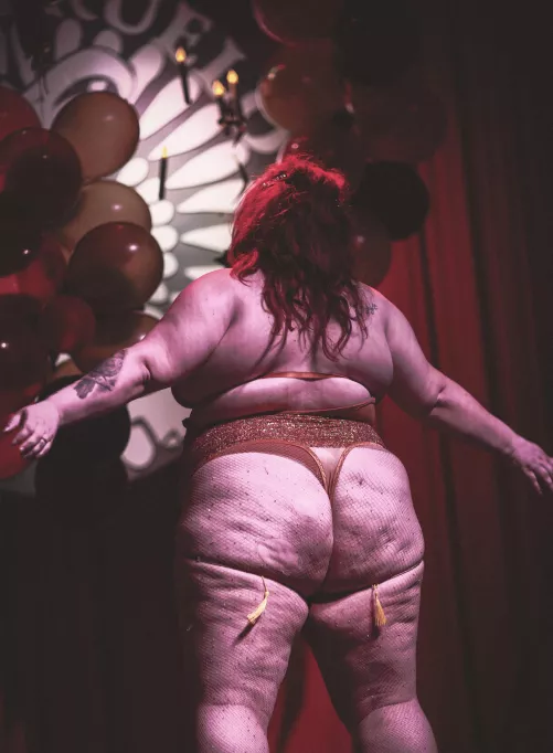 Shaking my ass for an audience is a turn on