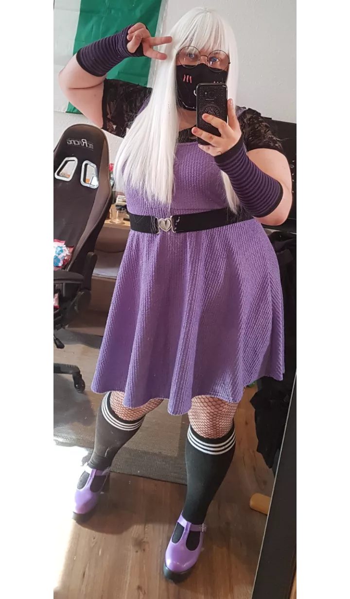 Since you all were that kind the last time I decided to dress up for you again! ;3