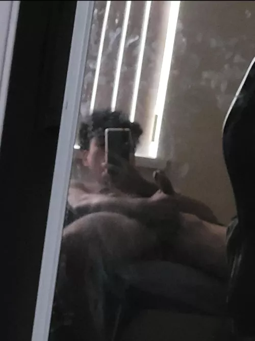 The mirror is so dirty 