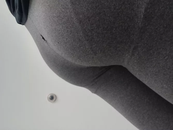 there's a hole in these pants, mmmaybe someone could tear it wider ;>