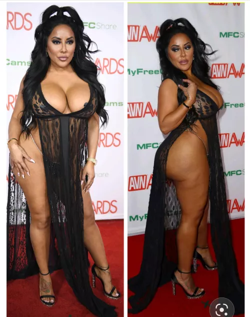 What u think about her outfit? 