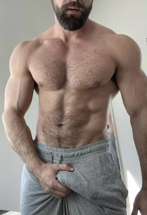 Who doesn’t like some grey sweatpants