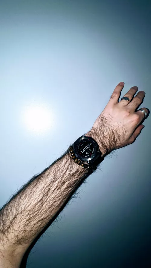 Wild hairy arm appeared ! 