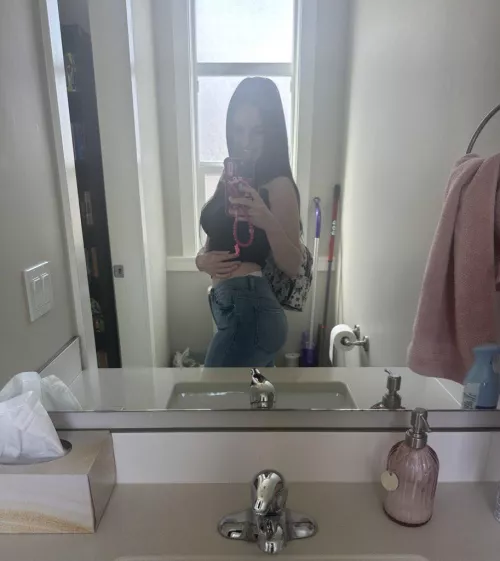 10 points if you can guess what diaper iām wearing š¤