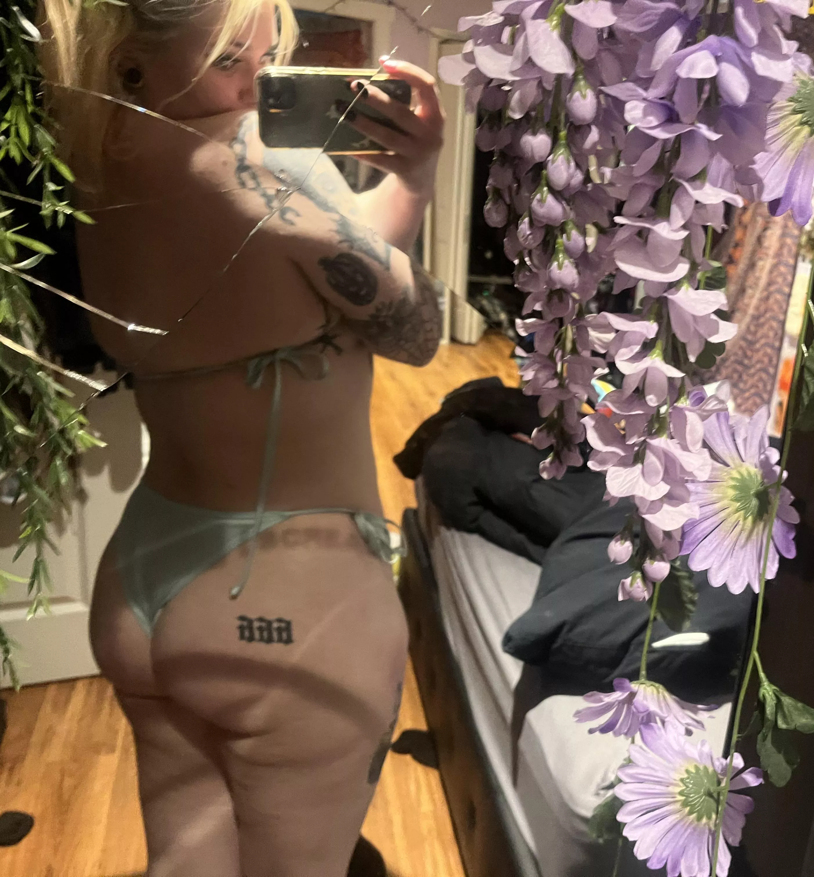 Curvy from head to toe 