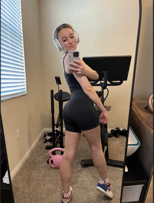 hitting the gym later tonight (f)