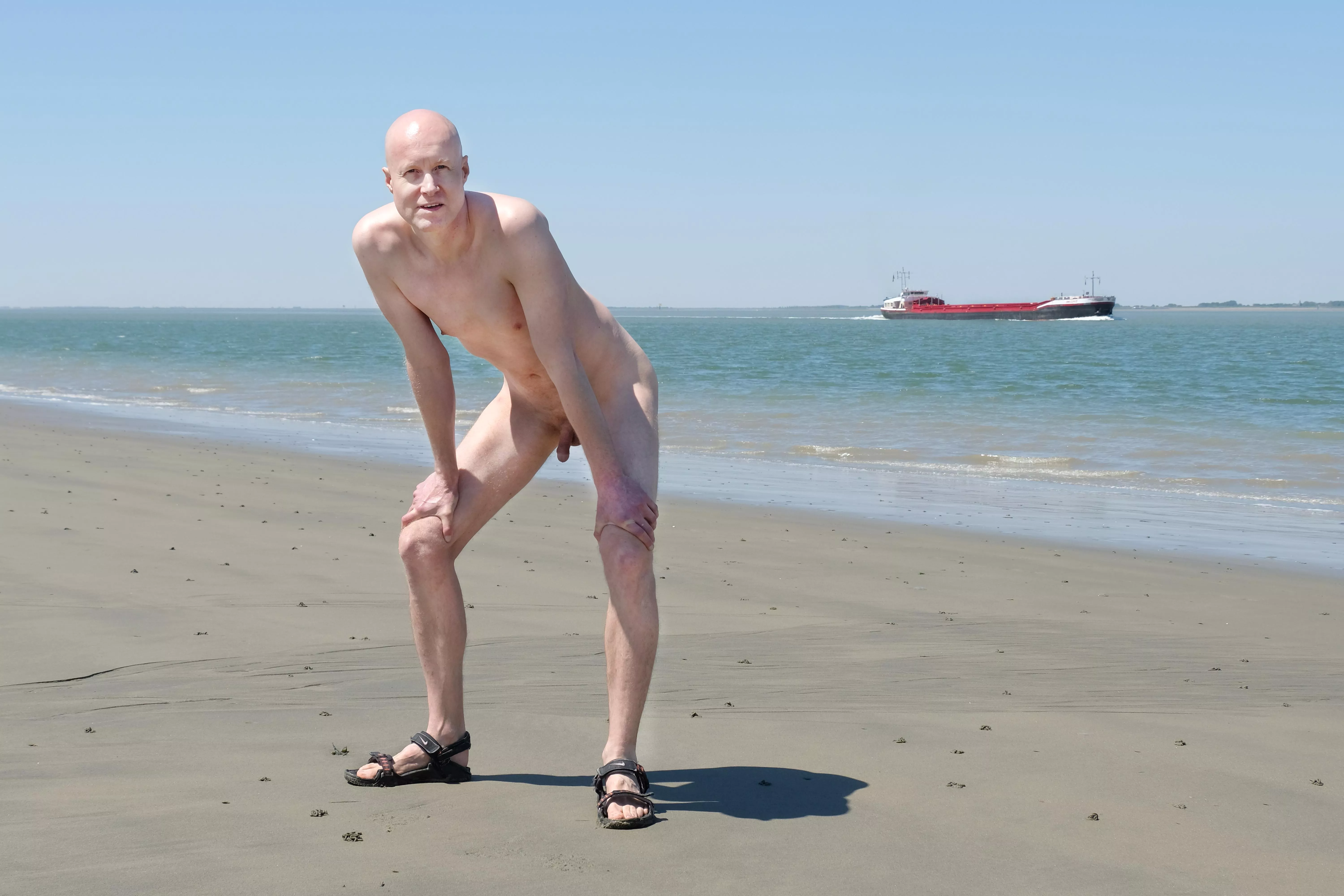 I am a Belgian teacher and love to go to the nude beach in the Netherlands 😍