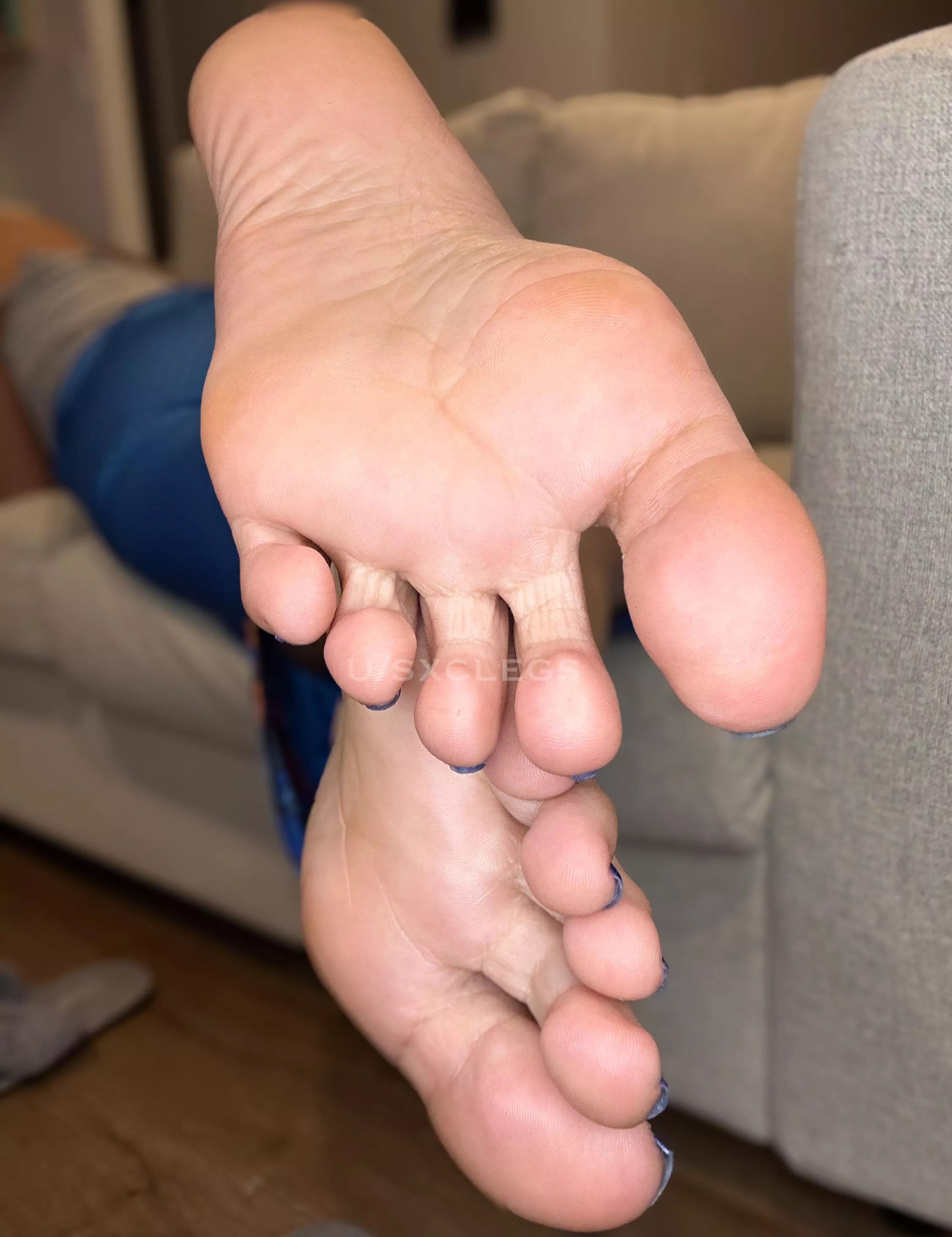 I want you to gently lick and kiss my feet 🤍