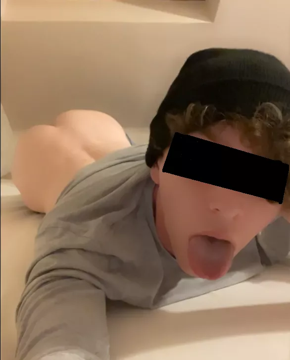 Knowing guys might be stroking their cock to my ass gets my so fucking horny 🤤