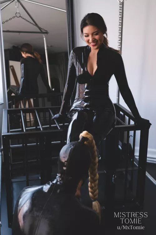 Laughing as my loser gimp does what I tell him to do [F][M]