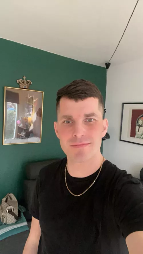 Looking for cute boys :) Have a nice friday