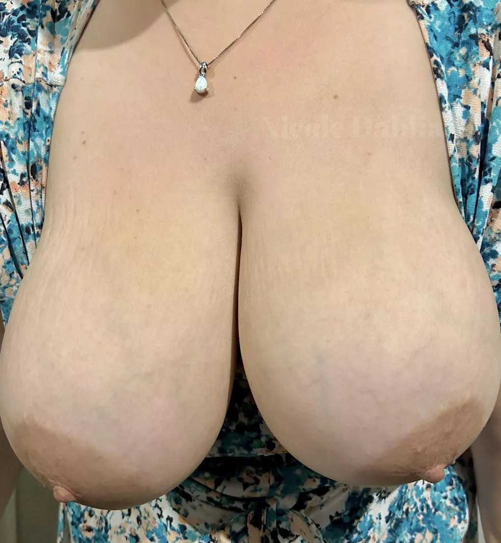 Mommy’s boobs are heavy..hold them! 