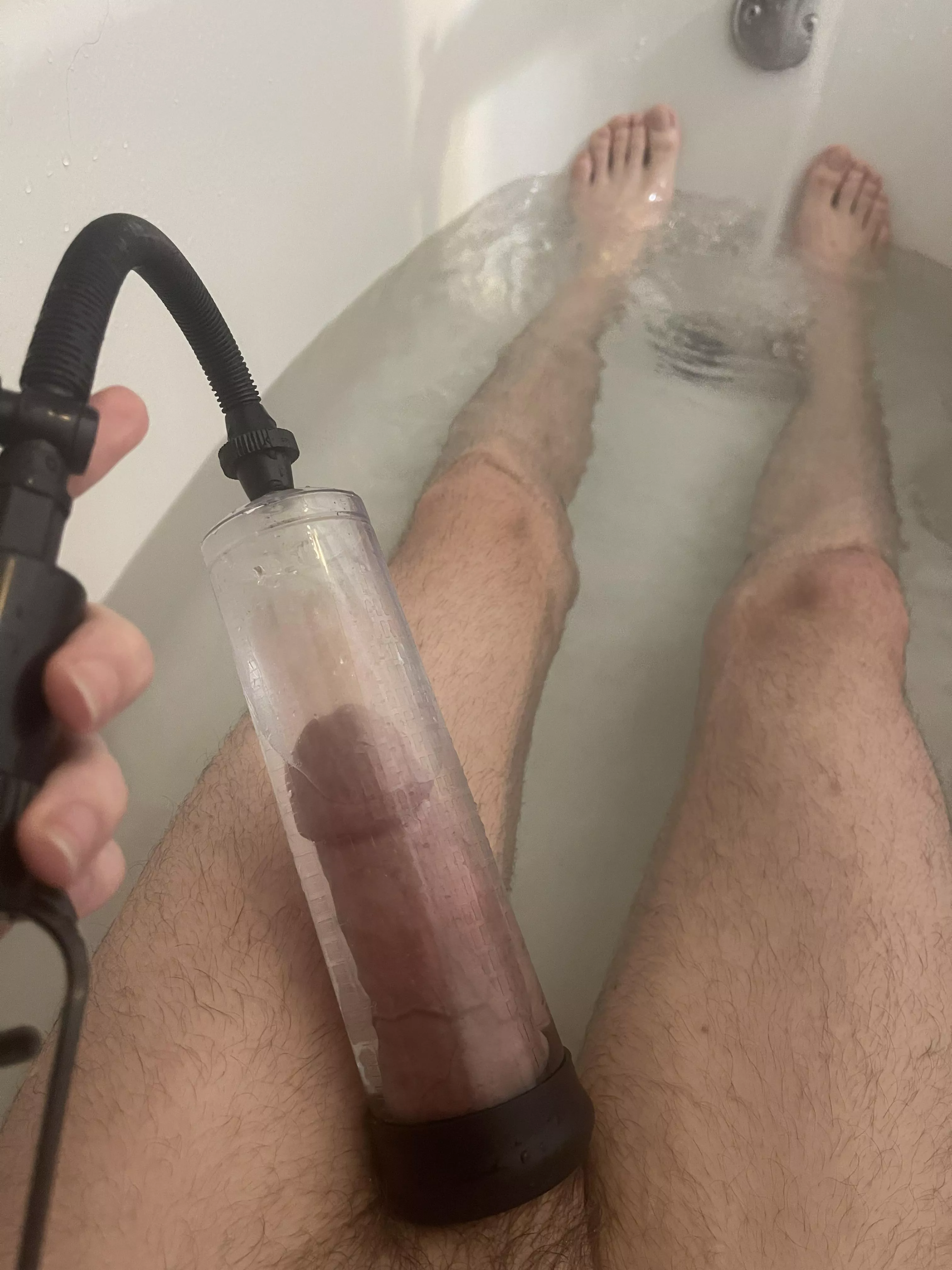 Relaxing with a pump in the bath