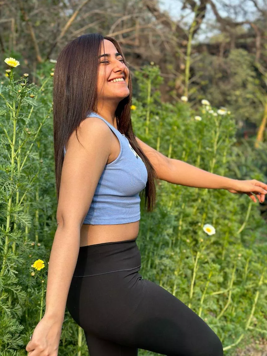 Those teasing bra lines...