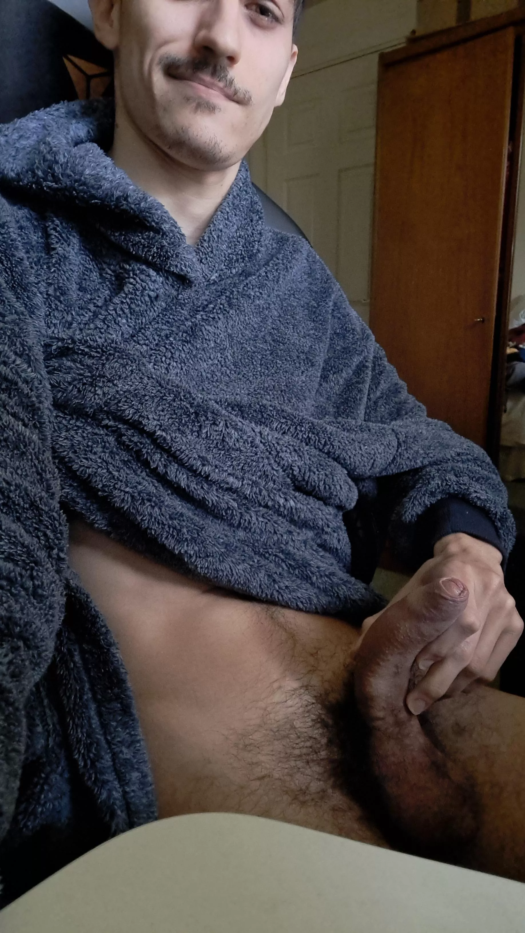 Whats happening under my desk while playing on the pc