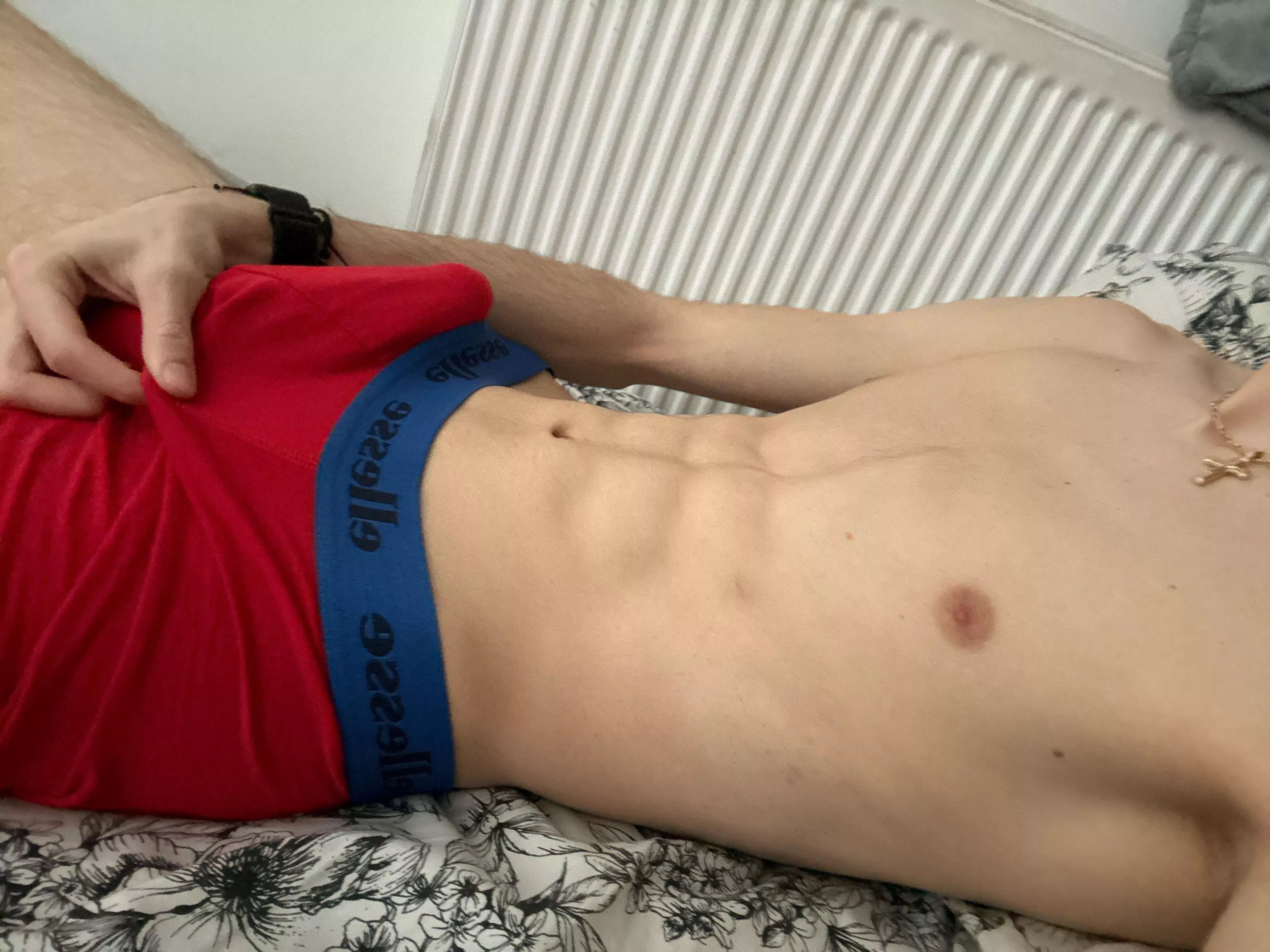 21m UK into muscular guys. Snapchat: chrischriss23