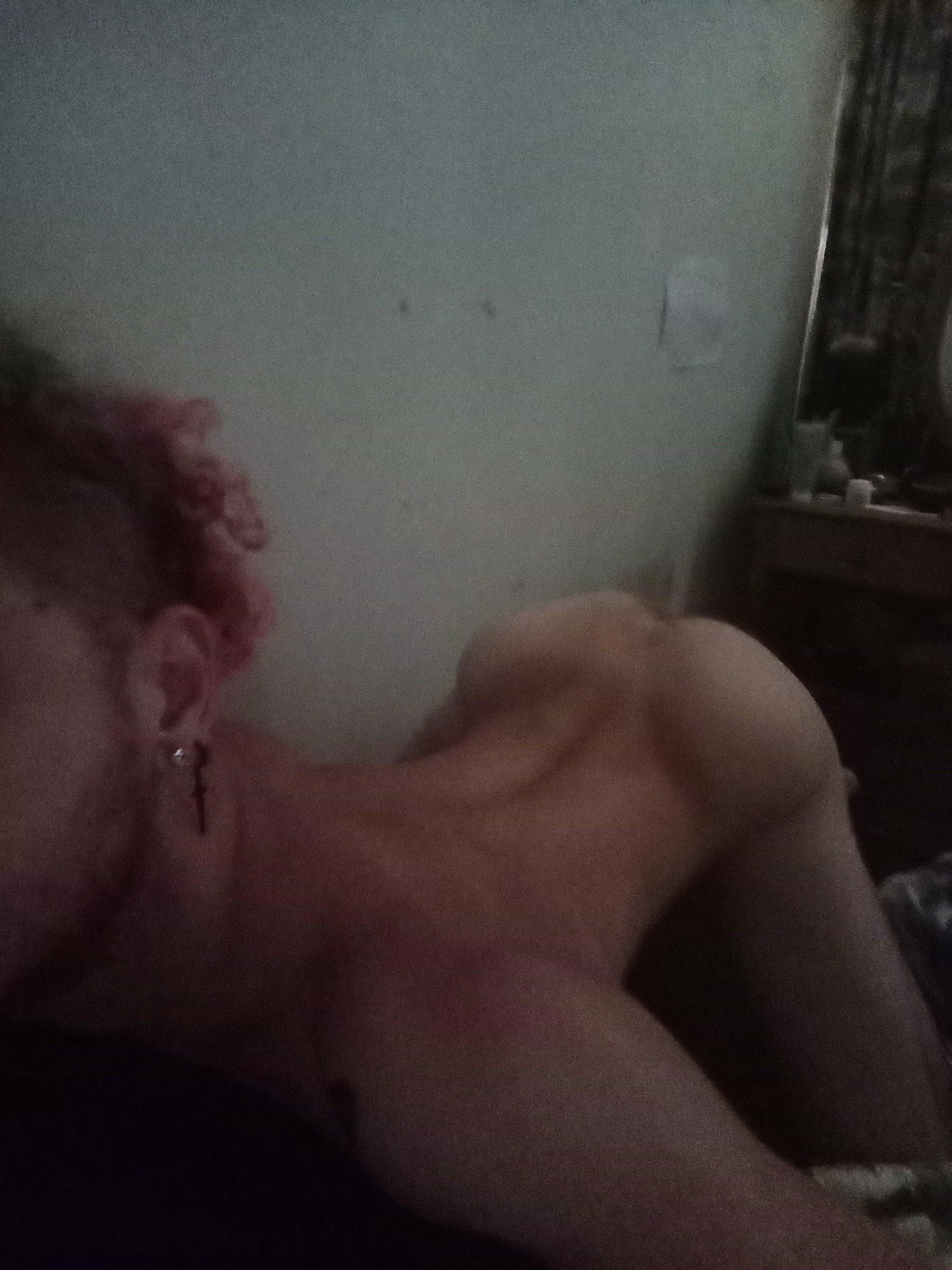 22 - Would anyone like to cum from behind?👀