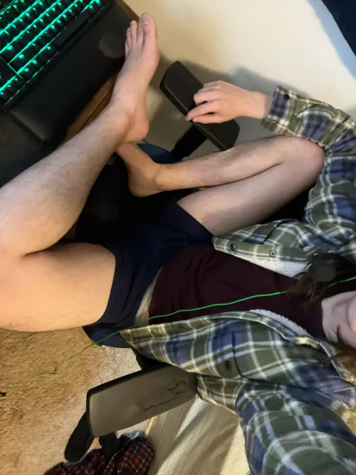 26 gamer here any bro that wats to chill long term and just have chill snaps hmu any age is cool, pref hairy hmu