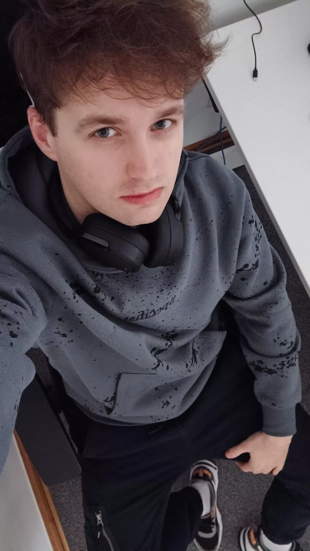 Alone in the office on friday, time to browse reddit 🙊. Hi from Czechia 🇨🇿👋