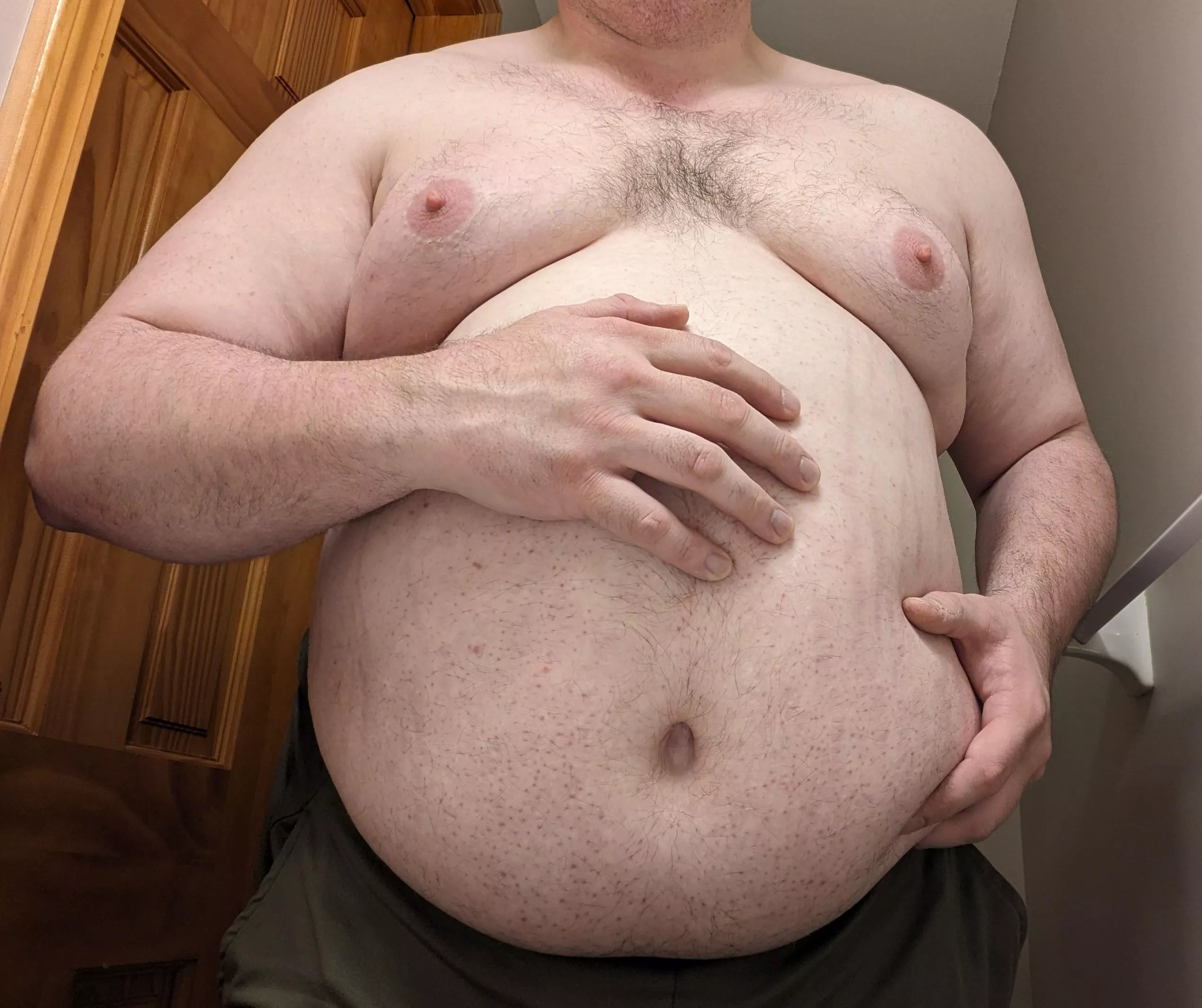 Big hands, bigger belly 😜