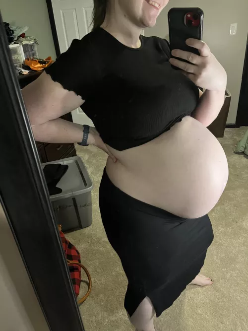 Crop top and skirt really show off my pregnant belly well ;)